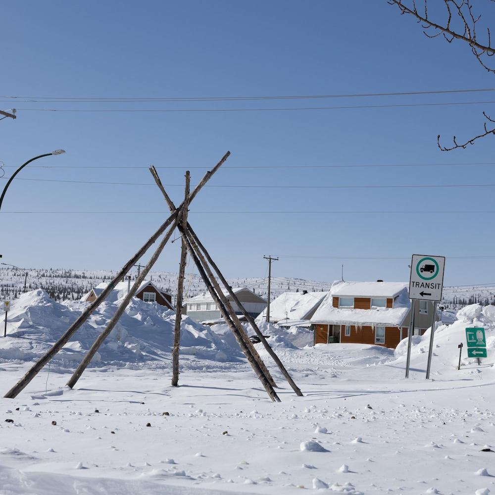 Un tipi assemblé de quelques bouts de bois dans un décor enneigé à Matimekush.