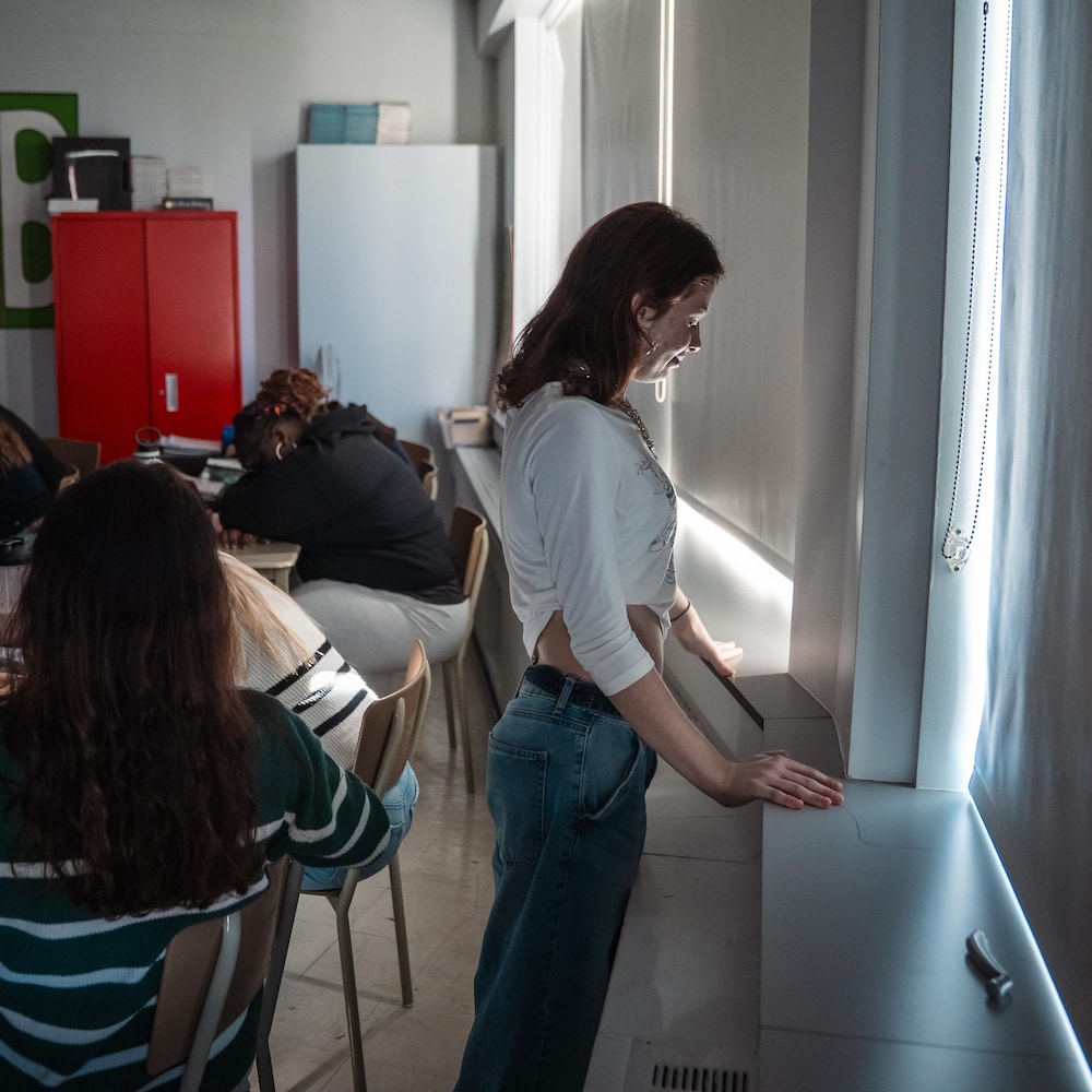 Les &eacute;l&egrave;ves de la classe couchent leur t&ecirc;te sur le bureau. Fr&eacute;d&eacute;rick Tremblay est devant les fen&ecirc;tres aux rideaux ferm&eacute;s et se pr&eacute;pare, les yeux ferm&eacute;s, &agrave; r&eacute;citer une fable.
