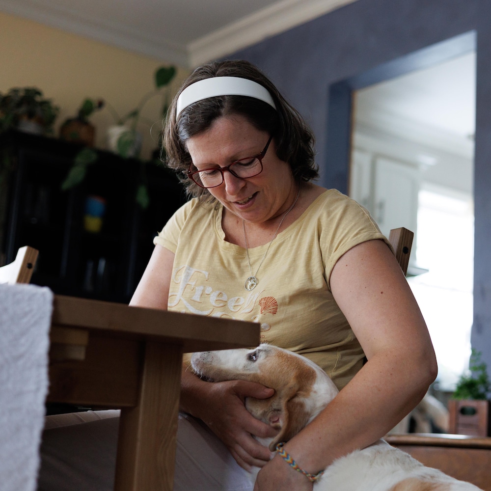 Caroline qui caresse son chien Milou.