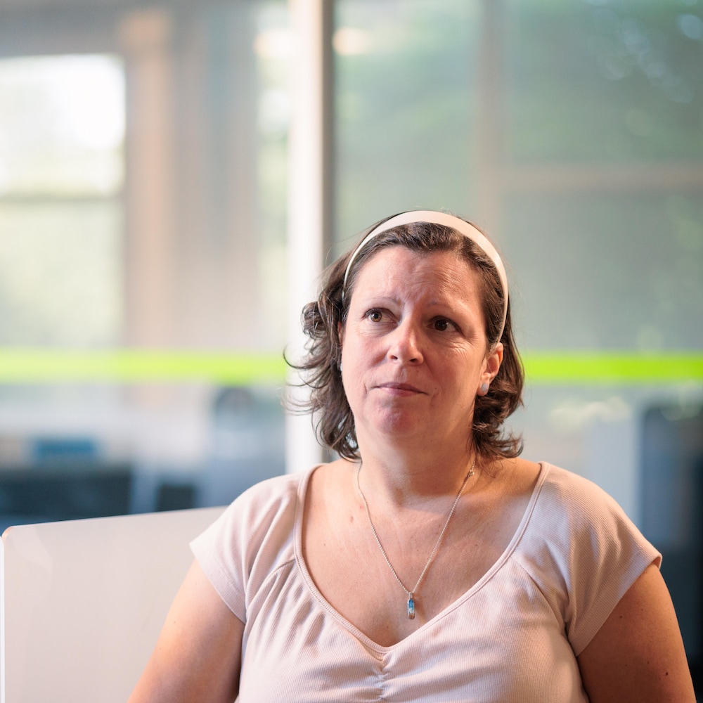 Caroline Jose pensive lors d'une discussion.