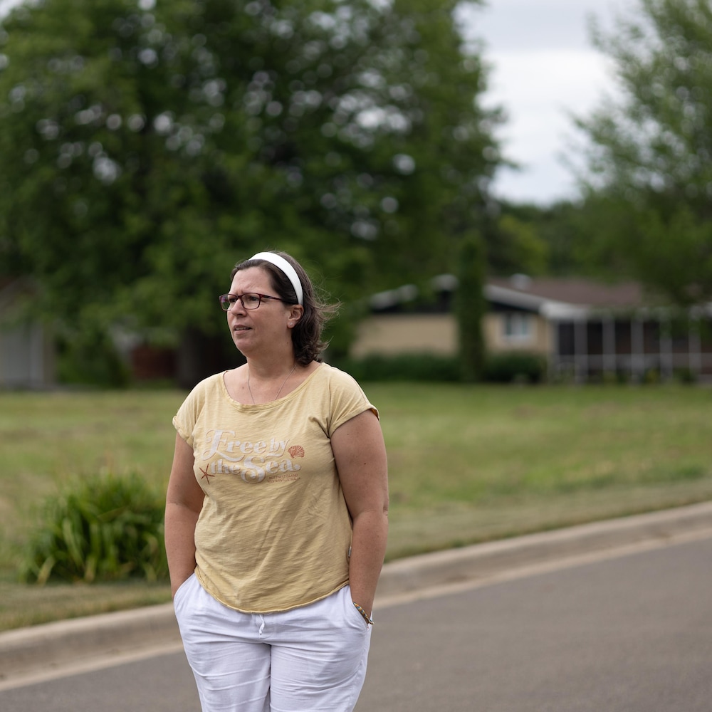 Caroline qui prend une marche dans son quartier à Moncton.