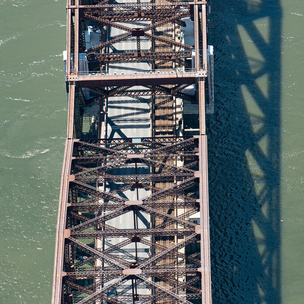 Le pont de Québec au-dessus du fleuve.