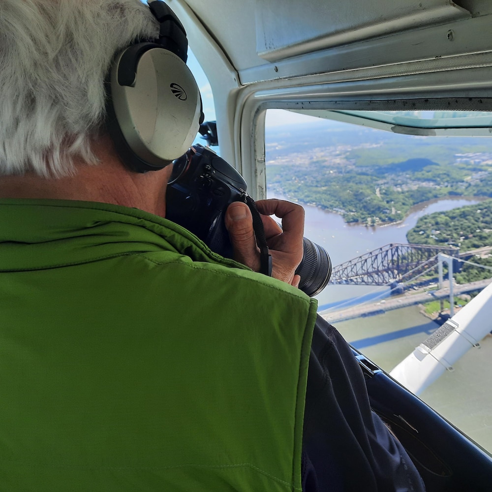 Pierre Lahoud prend une photo du pont de Québec vu des airs. 