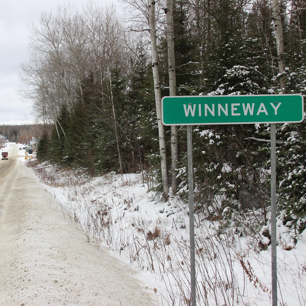 Une affiche indique le village de Winneway.
