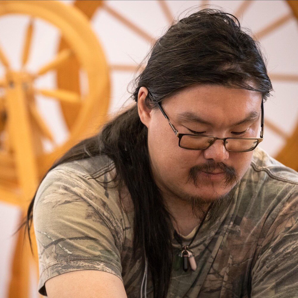 Portrait de Saami, un homme à la fin trentaine aux cheveux longs.