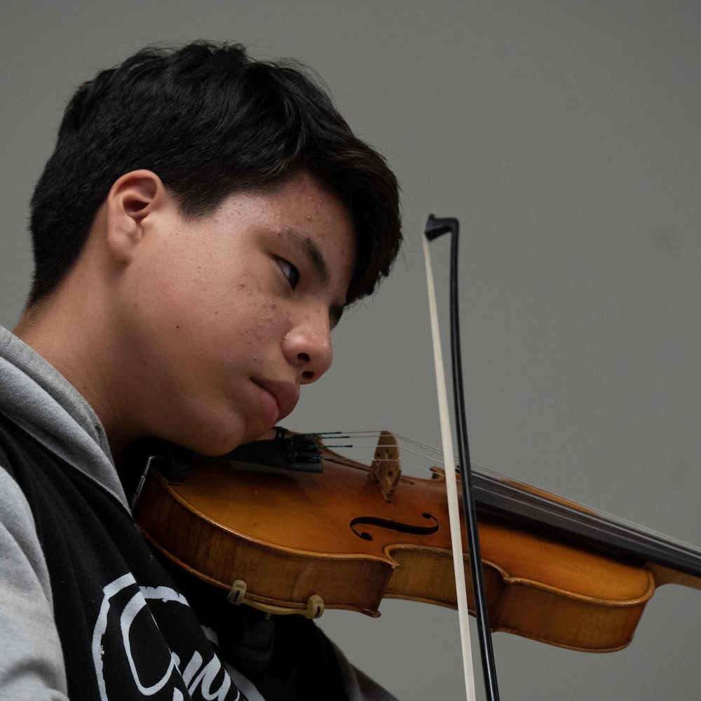 Brian Augustine joue du violon.