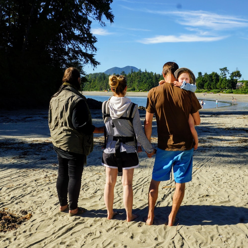 Une famille sur une plage.