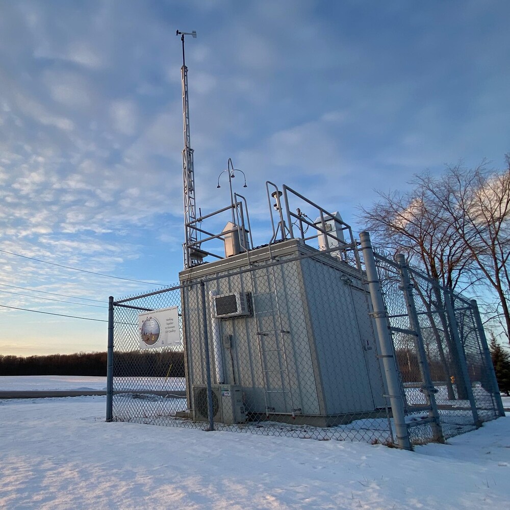 Une station permet de mesurer la qualité de l'air. 