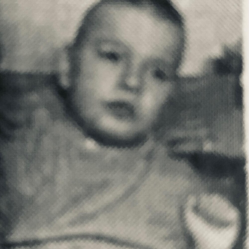 Photo d'un enfant en noir et blanc.