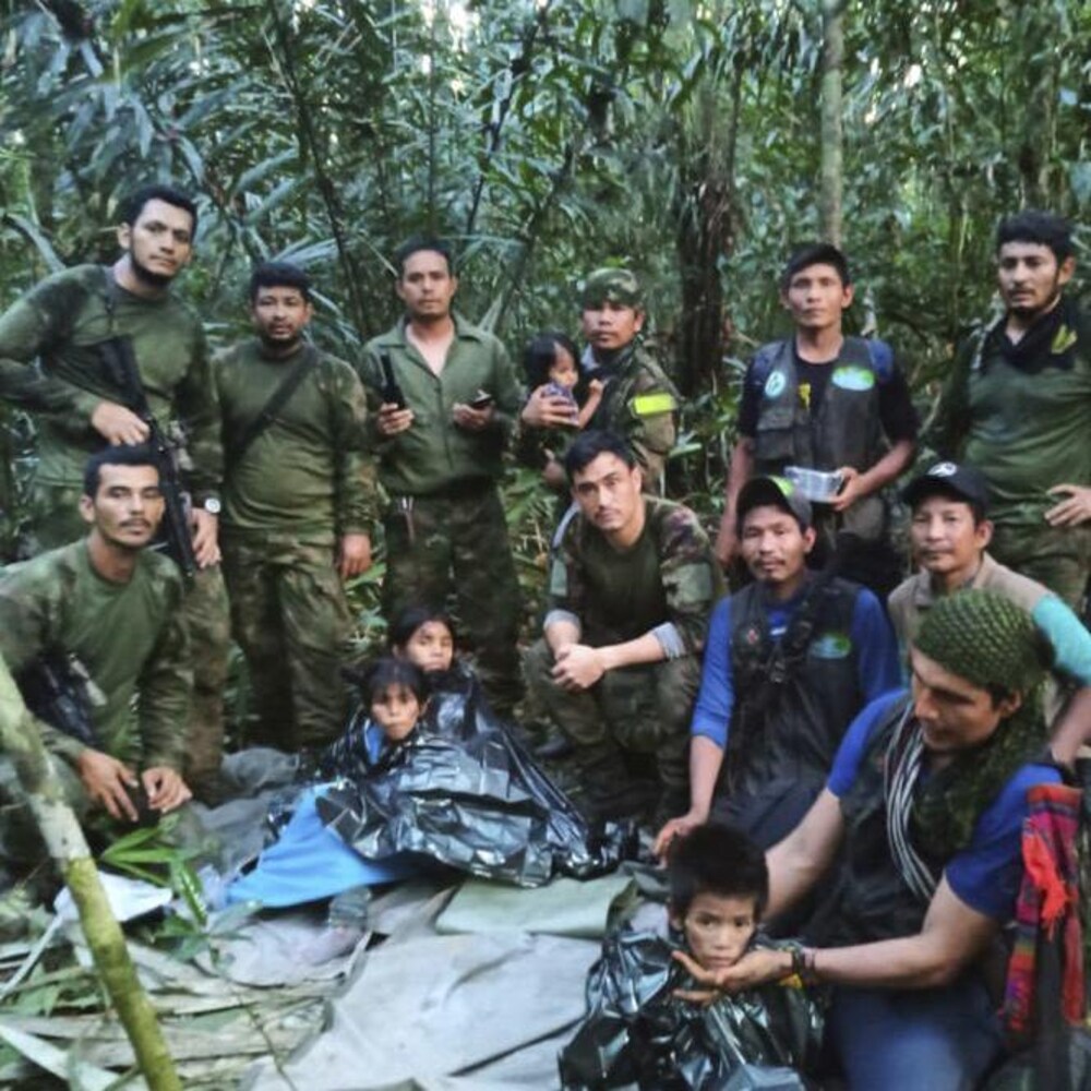 Des hommes posent avec les quatre enfants autochtones disparus après un accident d'avion mortel, dans la jungle de Solano.