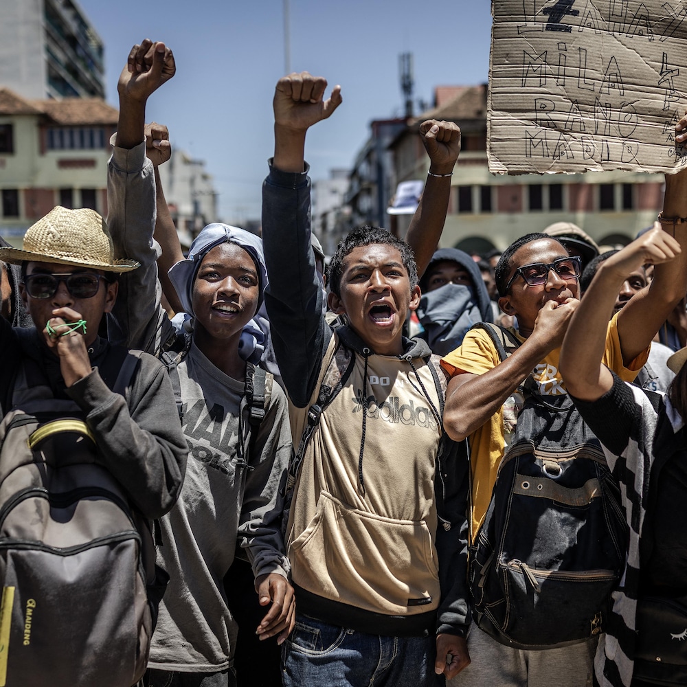  Des étudiants scandent des slogans antigouvernementaux alors qu'ils se rassemblent pour une manifestation de la société civile exigeant la démission du président Andry Rajoelina à Antananarivo, le 14 octobre 2025