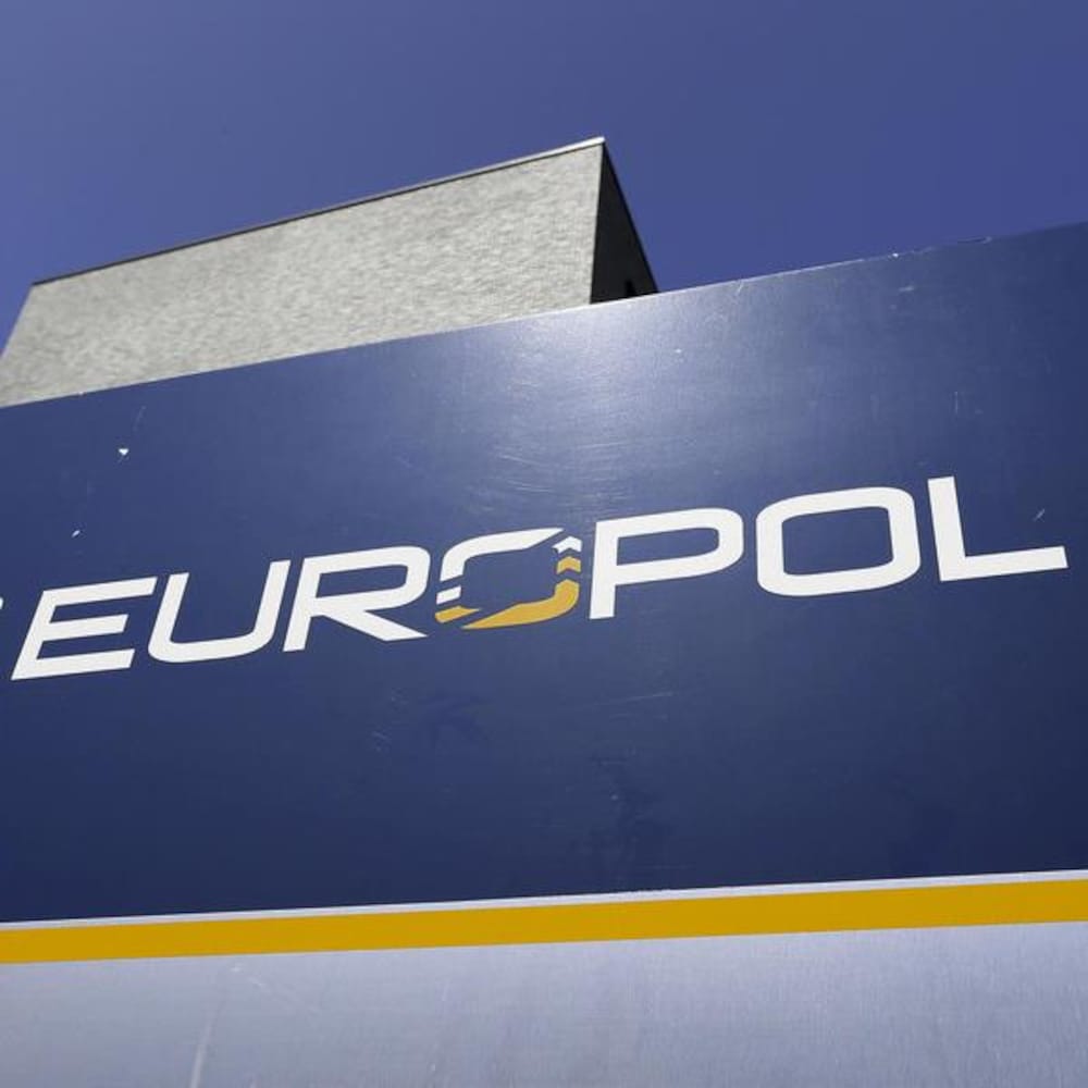 Une pancarte avec le logo d'Europol.