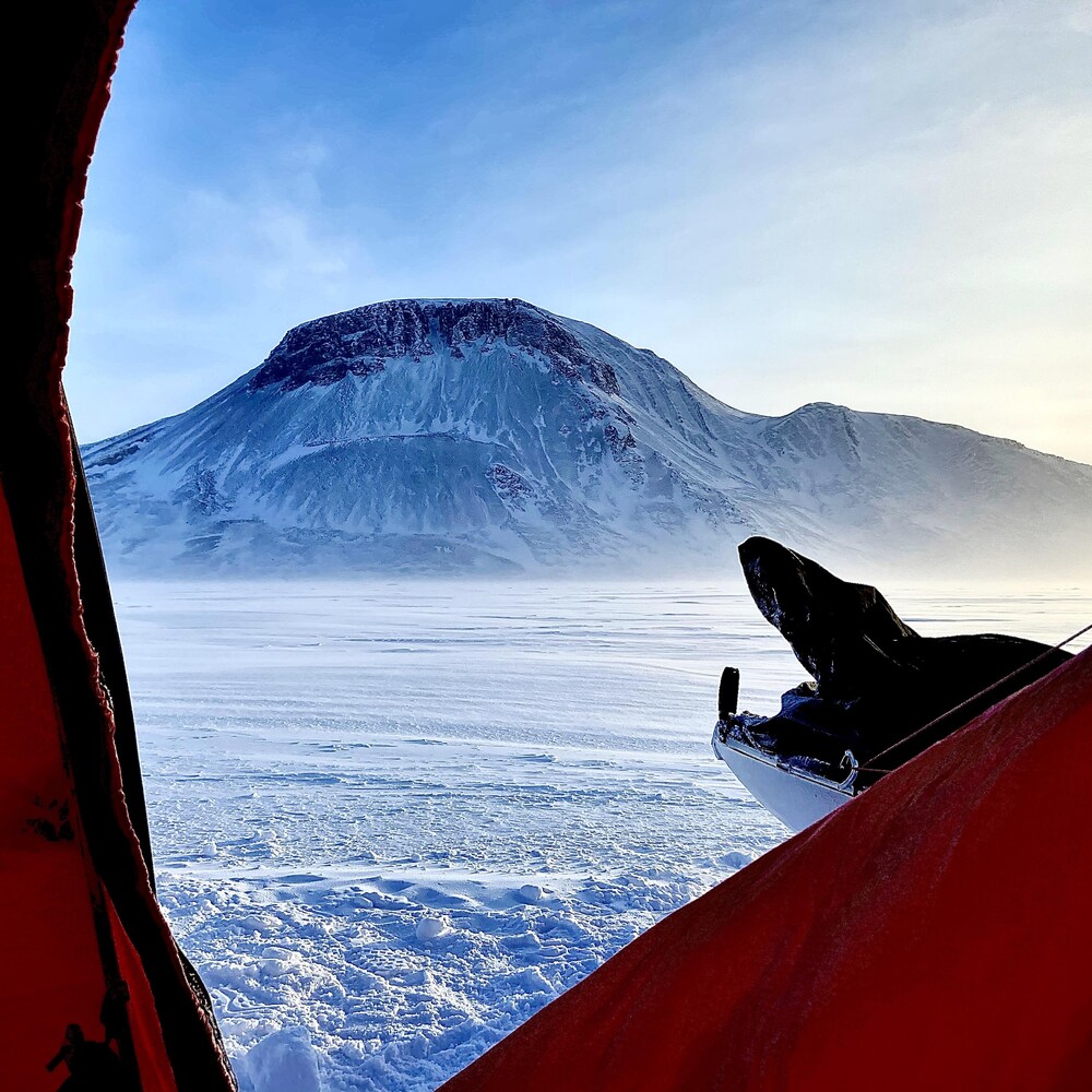 Vue sur la côte de l’île d’Ellesmere à partir de la tente. 