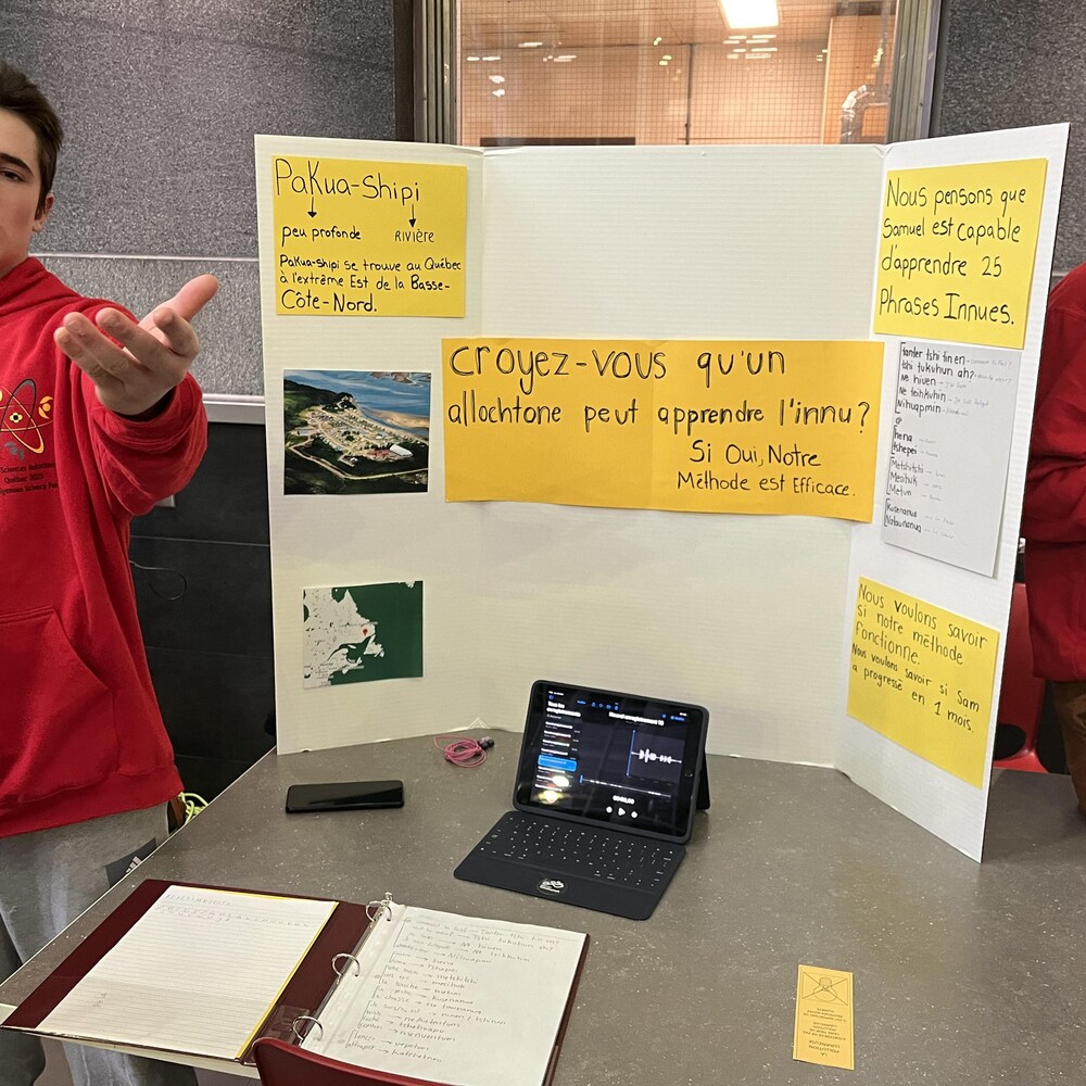 Samuel pose avec son projet.