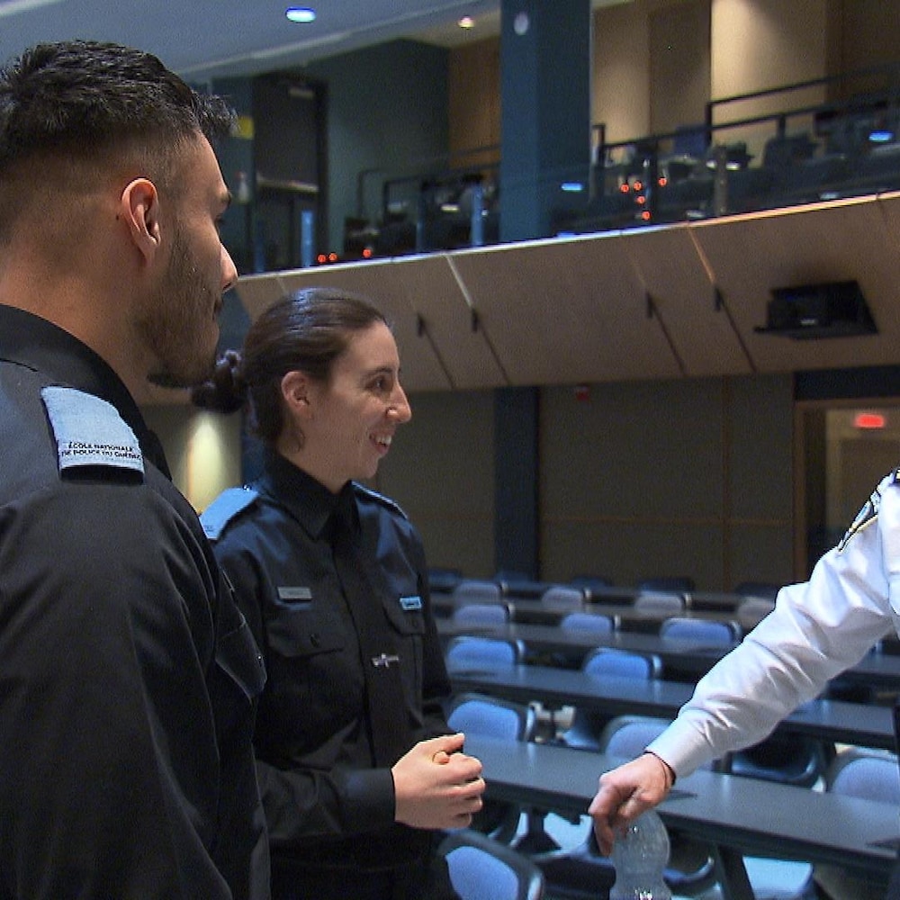 Le chef du SPVM, Fady Dagher, a fait connaissance avec ses deux futures recrues, Victoria Eymard et Camilo Cruz, qui disent avoir été convaincus de venir à Montréal après avoir entendu la vision de la police de leur patron.