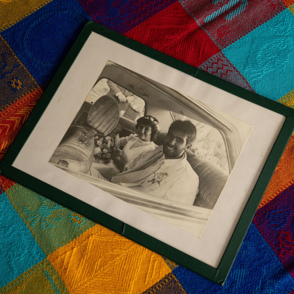 La photo en noir et blanc montre les parents de Felipe le jour de leur mariage.