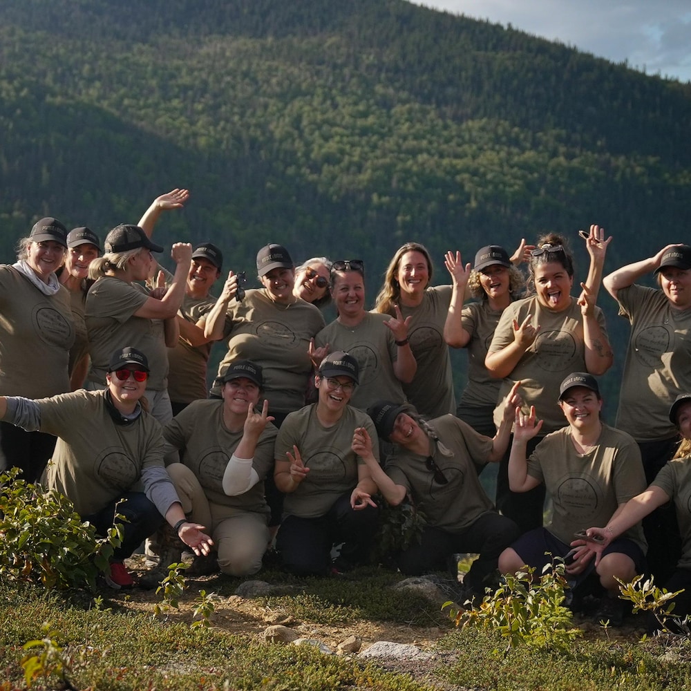 Les participantes 2026 au sommet d’une montagne.