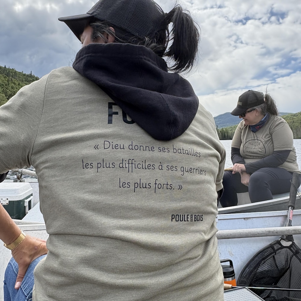 Dos du chandail de Marie-Claude Fortin avec la phrase : Dieu donne ses batailles les plus difficiles à ses guerriers les plus forts.
