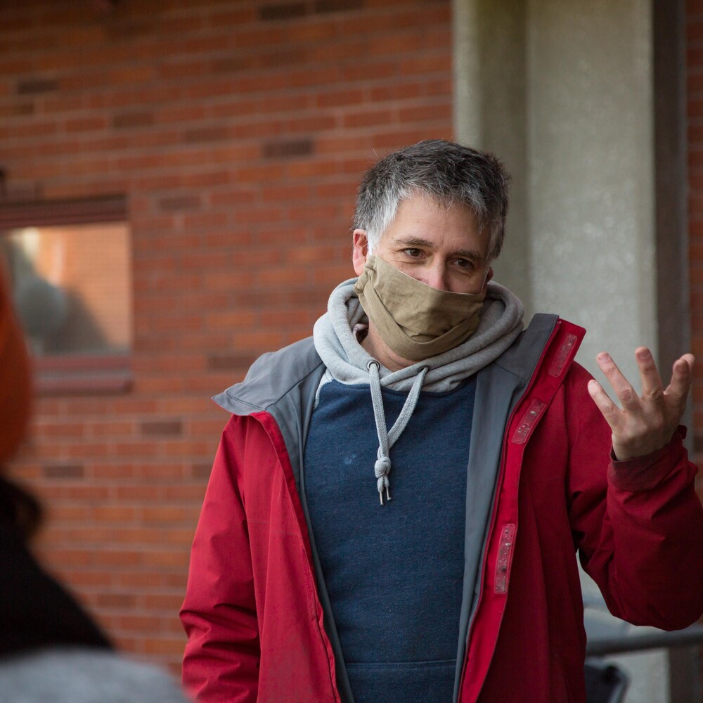Patrick Bessette parle aux bénévoles qui ont participé à cette journée.