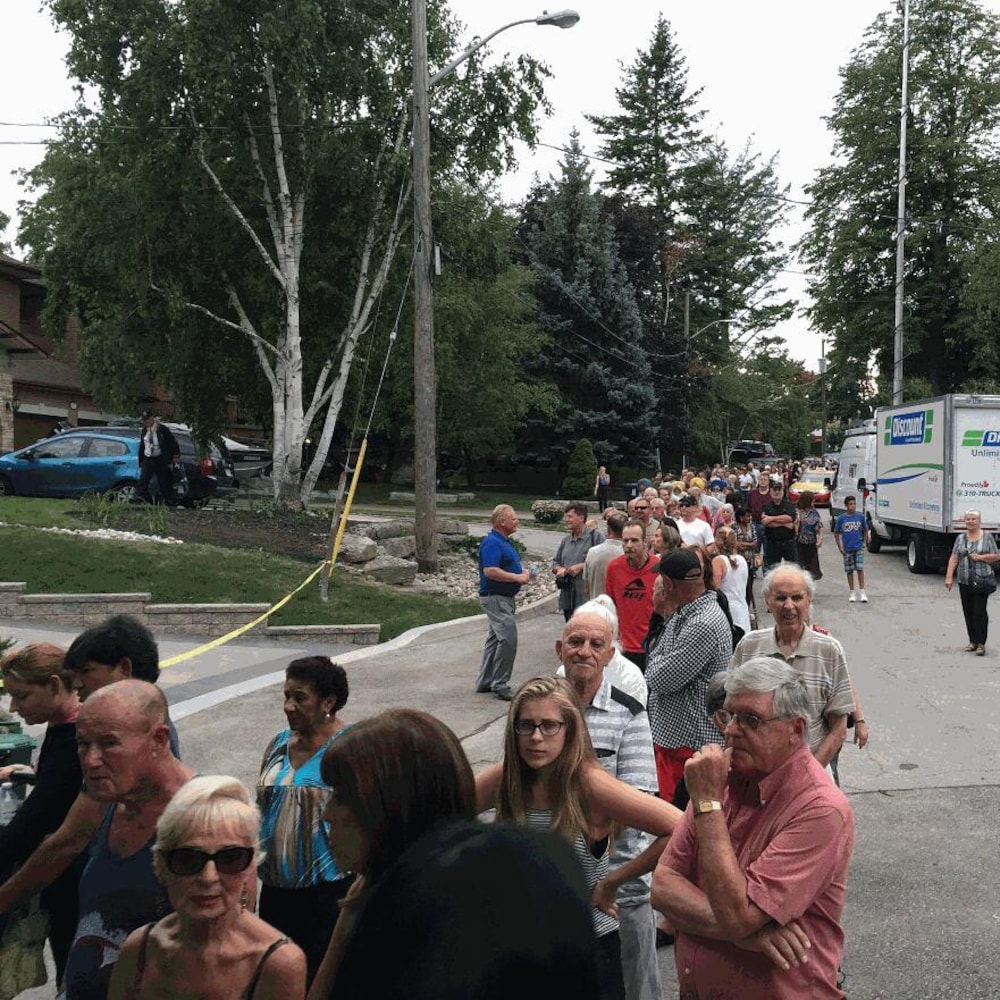 Une file de gens à perte de vue dans la rue pour assister à la fête organisée par les Ford en 2016.