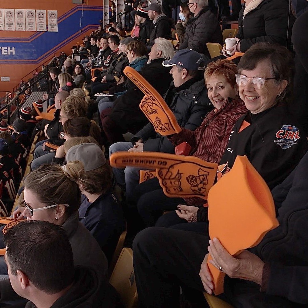 93 % des résidents de Hearst sont francophones. Image d'une foule qui regarde le hockey à l'aréna de Hearst.