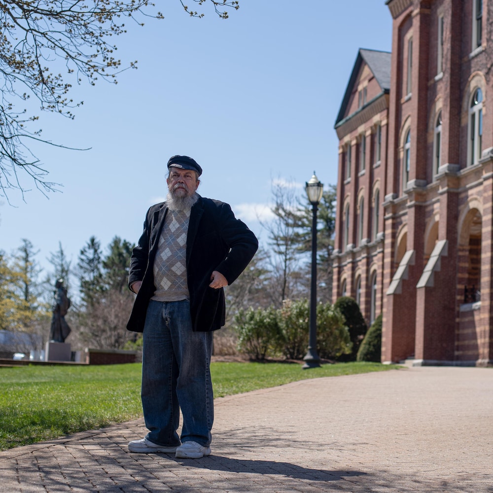 Robert Perreault, devant le Saint Anselm College, une institution où il enseigne le français conversationnel.