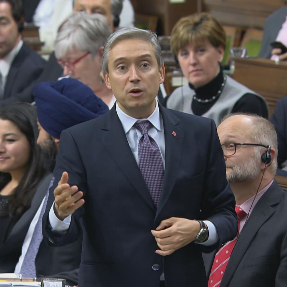 François-Philippe Champagne debout à la Chambre des communes, entouré de ses collègues, le 4 février 2020.
