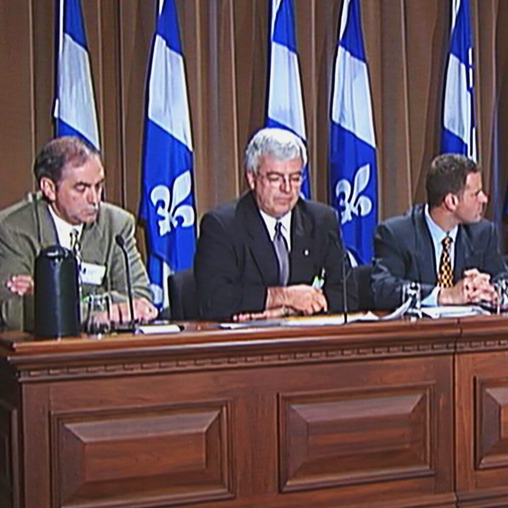 Kelley Claveau, Réjean Simard, Roch Cholette, Margaret F. Delisle et Gérard-Raymond Morin lors d'une conférence de presse.