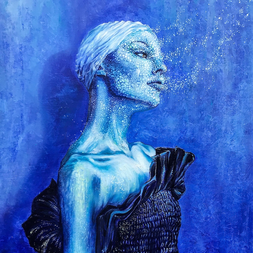 La toile, toute bleue, montre Mireille posant avec une robe noire.