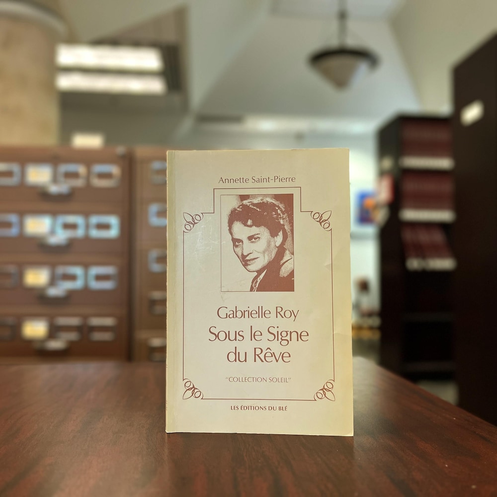 Un livre disposé sur une table. L'arrière plan s'agit d'un centre d'archives.