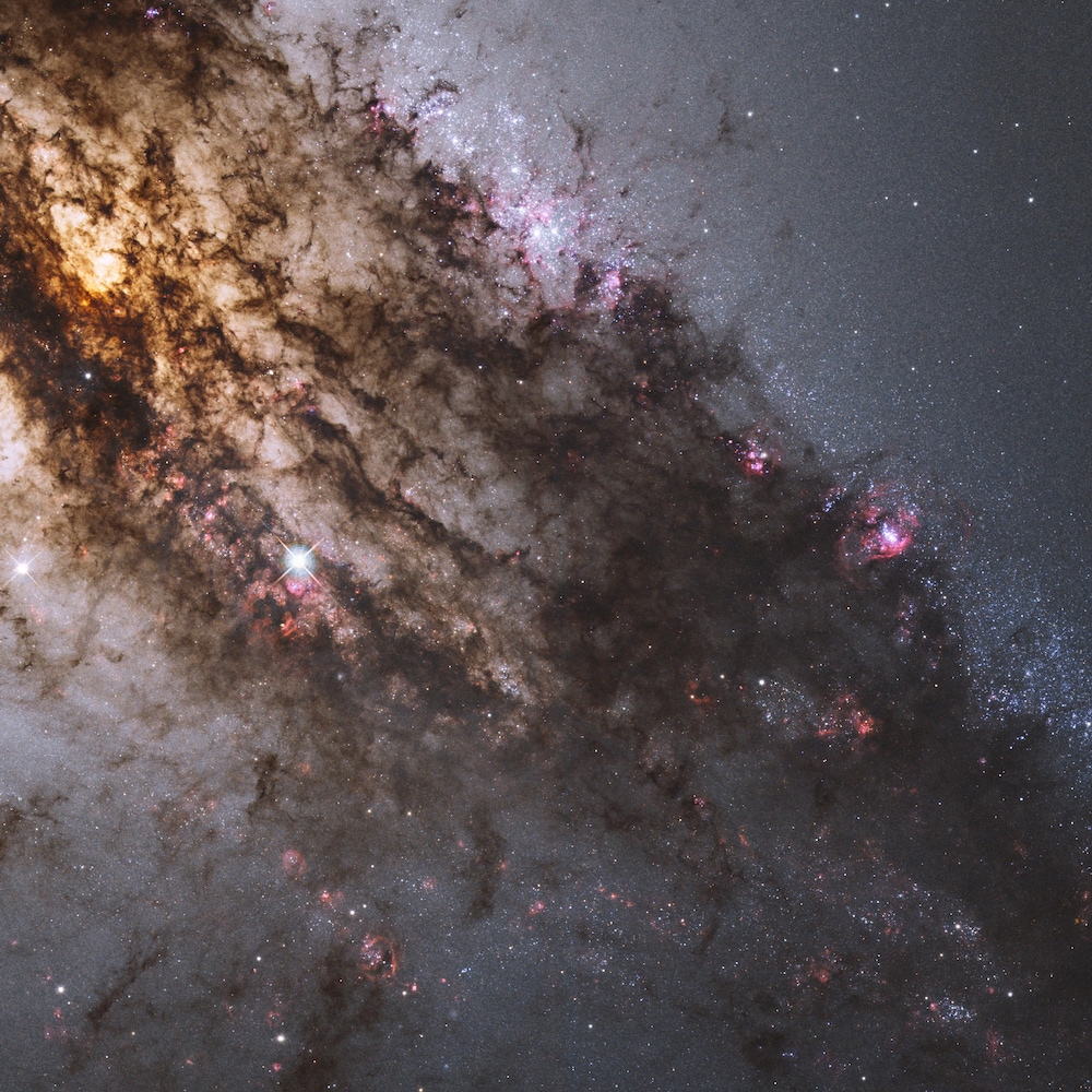 Des nuages de poussière empêchent d'observer dans le détail la galaxie elliptique géante Centaurus A sur cette image obtenue par Hubble. 