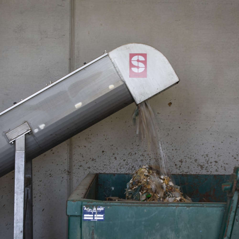 Des déchets de plastique et de carton sont séparés à la ferme Dicklands à Chilliwack, en Colombie-Britannique, le jeudi 8 juin 2023.
