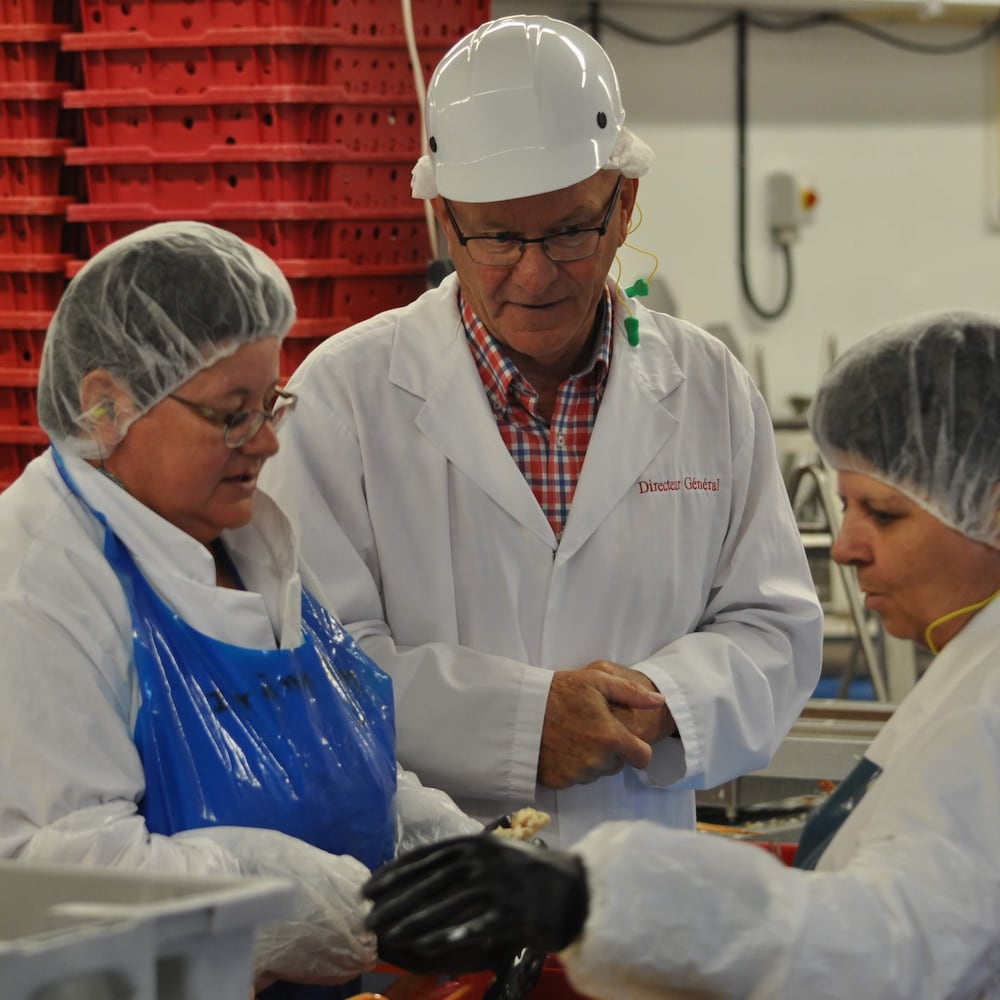 Des travailleurs dans une usine de translation  de fruits de mer.