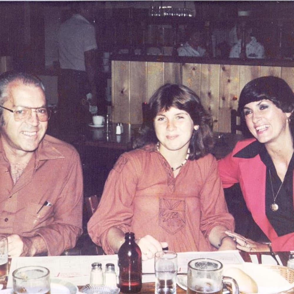 Suzanne Marcotte, alors âgée d'une vingtaine d'année, pose avec ses parents, John et Jane, les fondateurs du Gosier. 