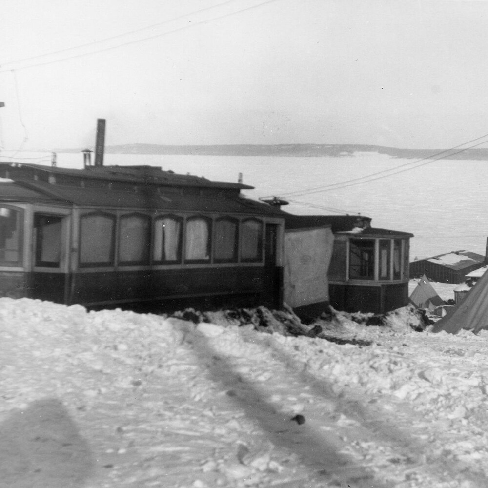 Un wagon de tramway en hiver, servant de logis à Haileybury.