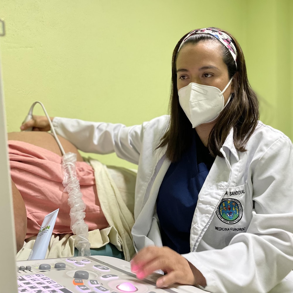 La gynécologue-obstétricienne Glendy Palacios fait une échographie.