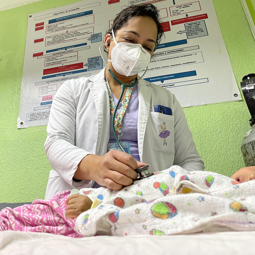 La pédiatre Celeste Alfaro soigne un bébé. 
