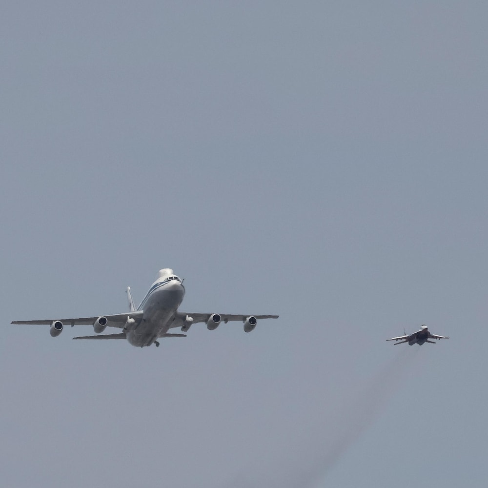 Un gros avion passe au centre de Moscou.