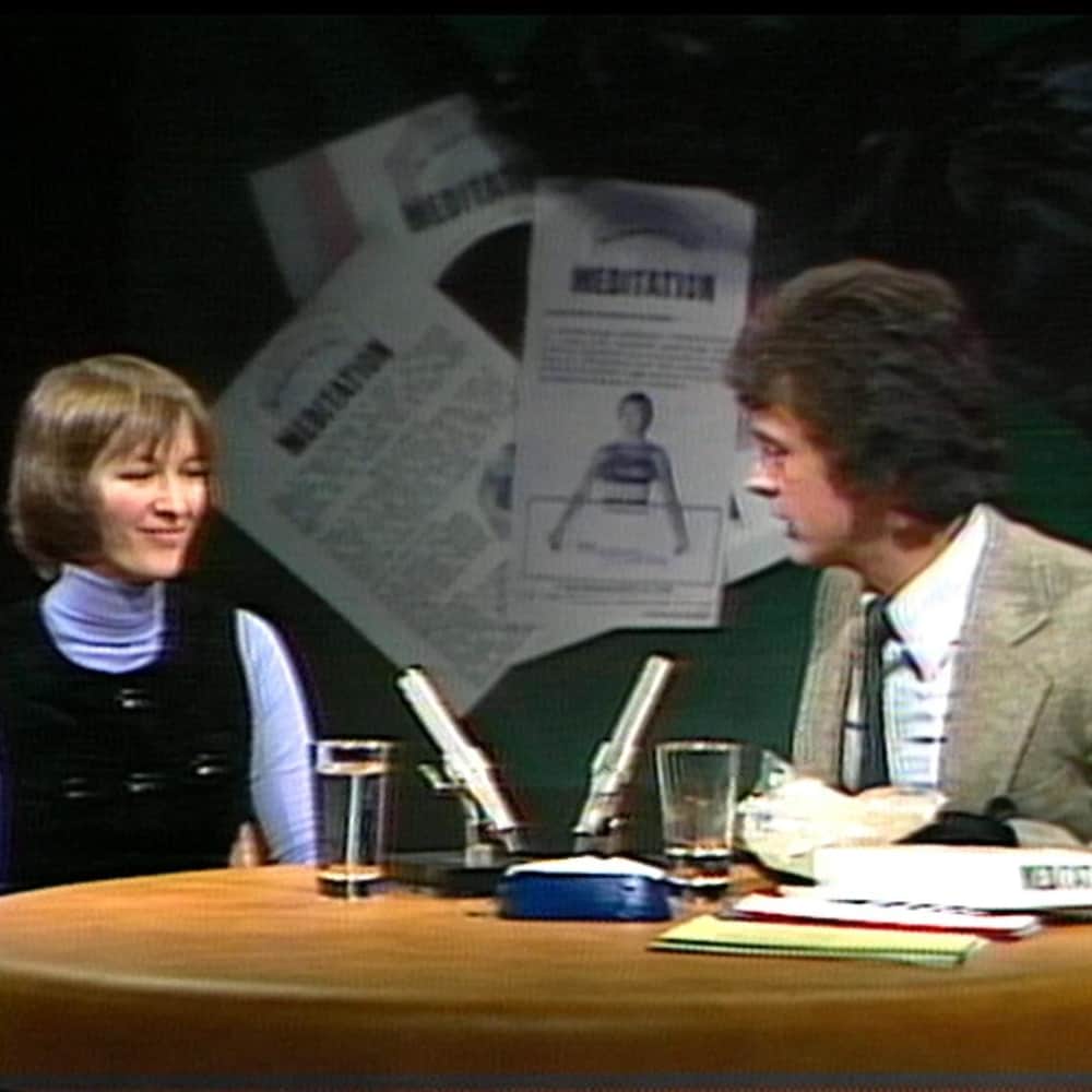 Guylaine Lanctôt est installée à une table avec Simon Durivage sur un plateau télévisé.