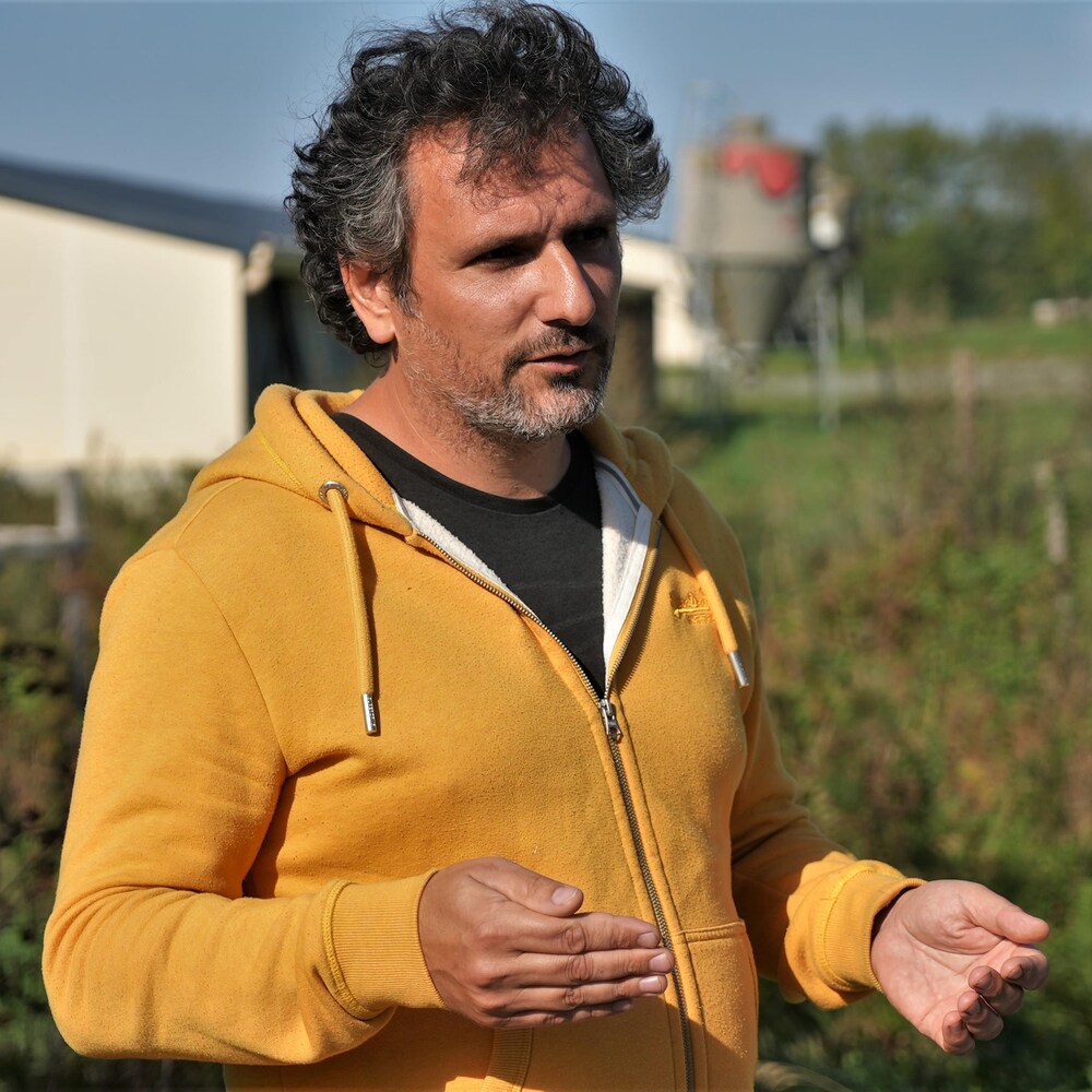 Étienne Blanchard habillé en jaune.