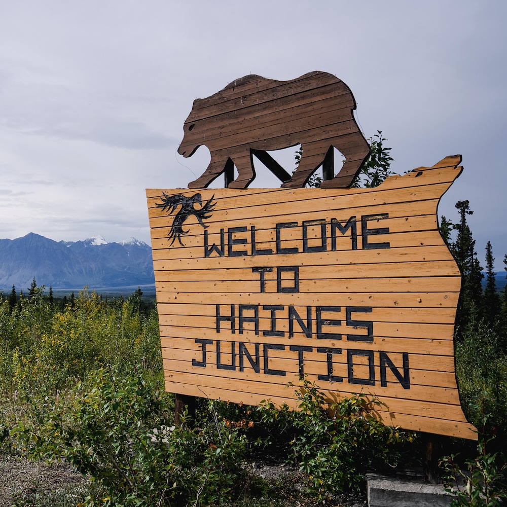 Un panneau indiquant le bienvenu à Haines Junction, au Yukon, en août 2026.
