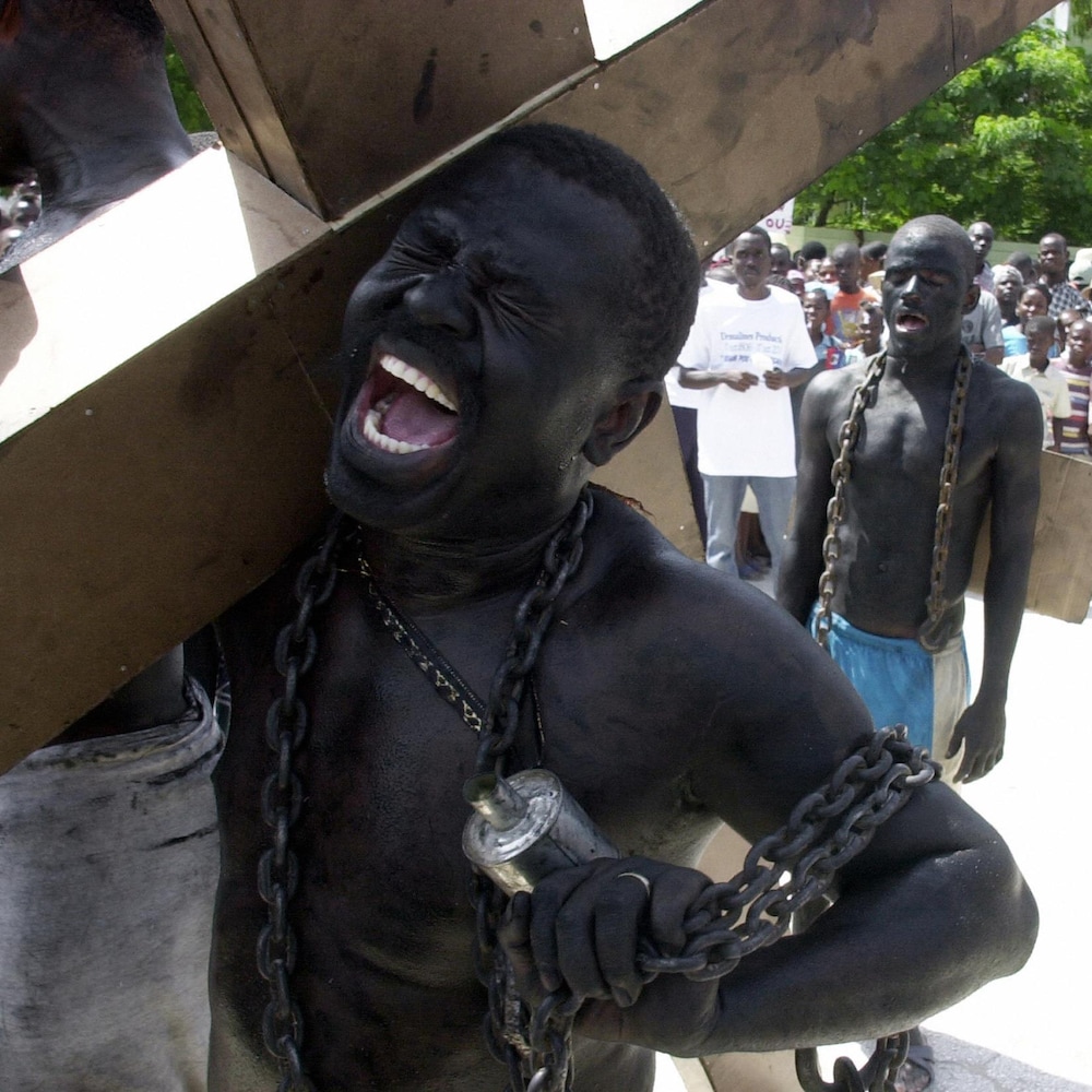 Des Haïtiens dans des rôles d’esclaves lors d’une cérémonie à Marchand, au nord de Port-au-Prince, marquant le 200e anniversaire de l'assassinat du premier dirigeant d'Haïti, Jean-Jacques Dessalines. 