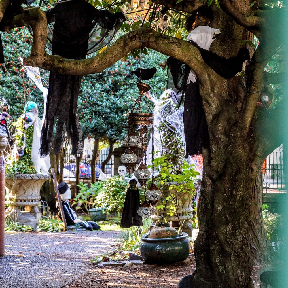Le jardin d'une maison est décoré à l'occasion de halloween.