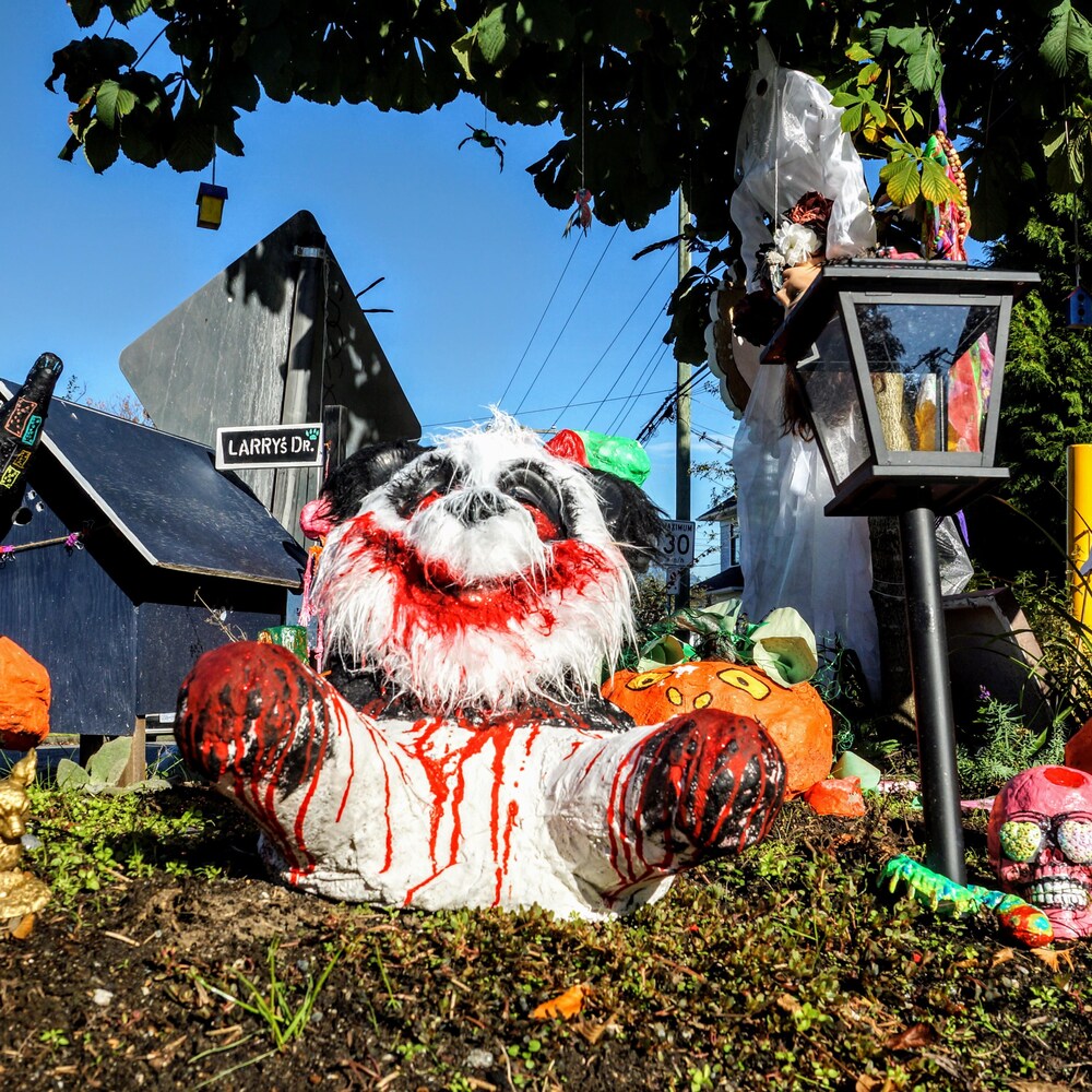 Un rond point est décoré à l'occasion de halloween.