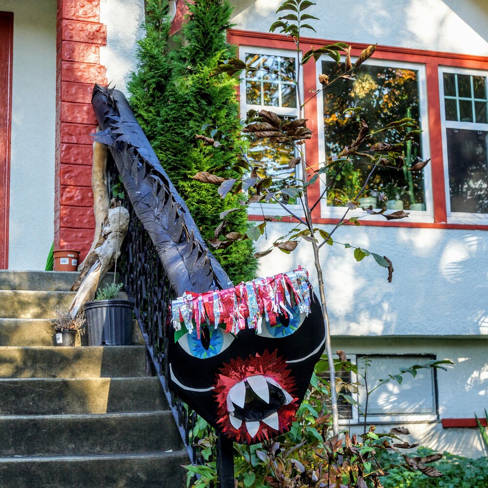 Une maison est munie d'un tube pour faire glisser les friandises de Halloween depuis la porte jusqu'au jardin.