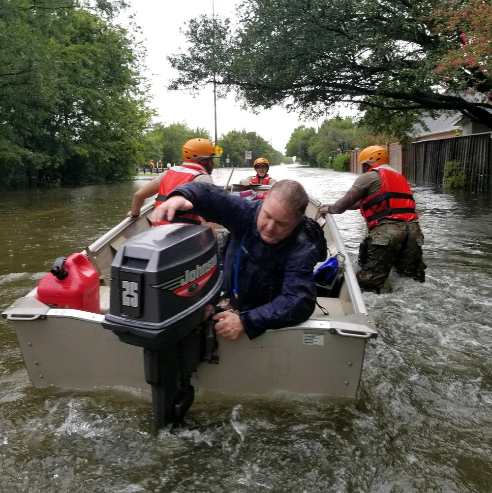Des agents de la garde nationale vont aux secours d'habitants piégés par les inondations, à bord d'une chaloupe.