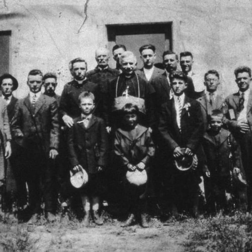 Monseigneur Joseph Hallé avec des paroissiens.
