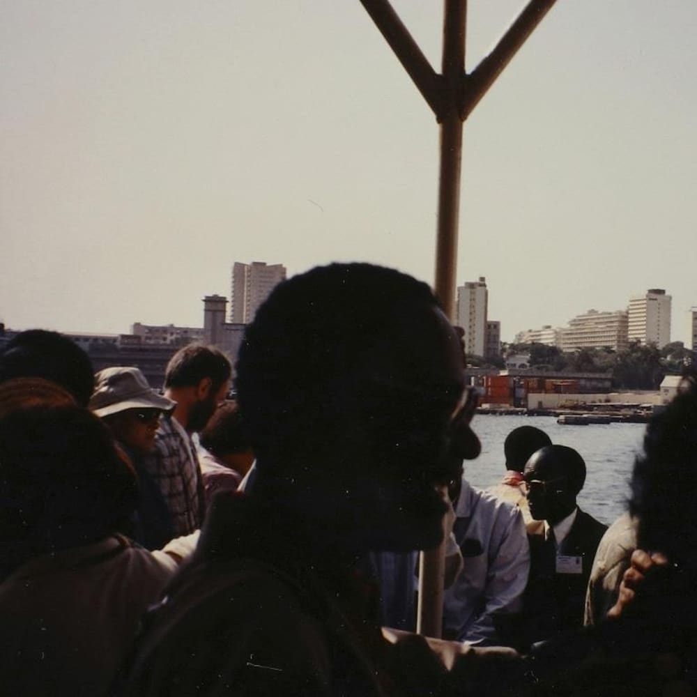 Henri Bergeron, en contre-jour, visitant Dakar avec d’autres dignitaires.