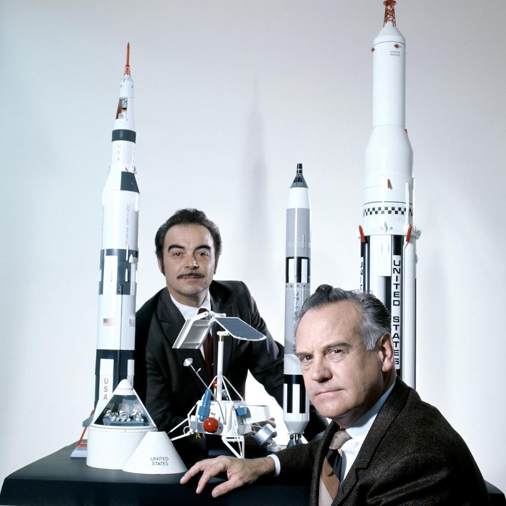 L'animateur Henri Bergeron et le professeur Marcel Sicotte devant des maquettes de fusées.