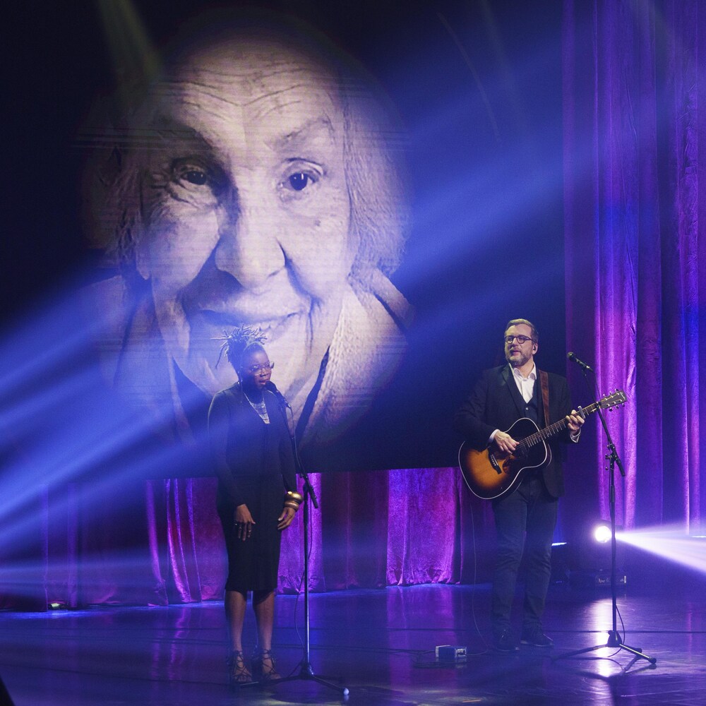 Des musiciens sont sur la scène du théâtre Denise Pelletier.